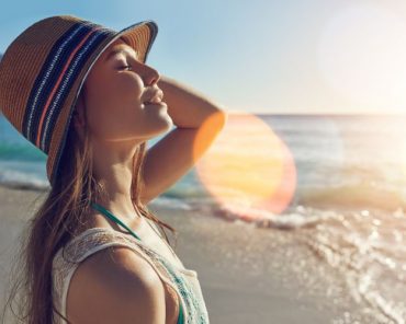 Mulher aproveitando o verão após ter cuidado da sua pele