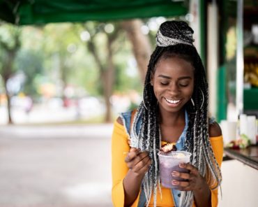 Mulher comendo açaí