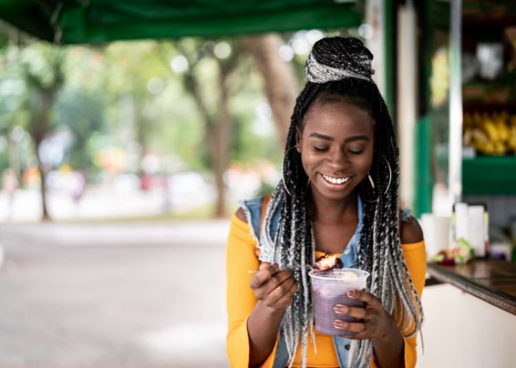 Mulher comendo açaí