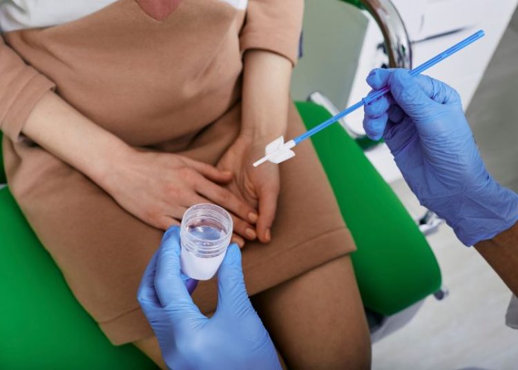 Mulher fazendo exame preventivo