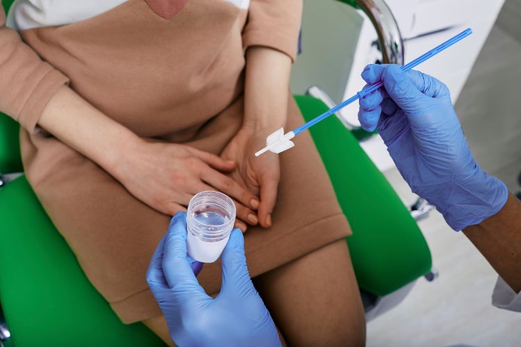 Mulher fazendo exame preventivo