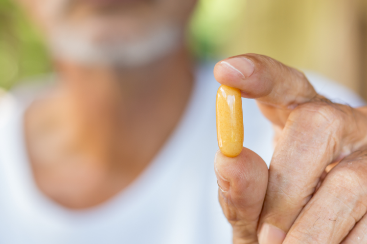 Suplementos essenciais para idosos: quais não podem faltar?
